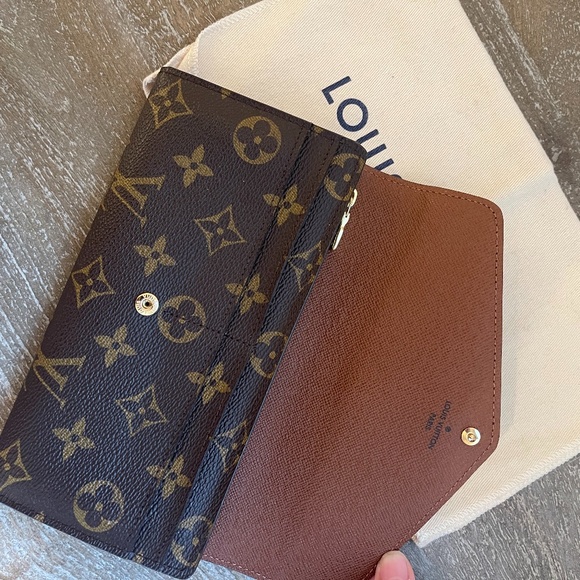 Louis Vuitton Sarah Wallet in Monogram - Picture 3 of 4